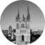vue d'angers en noir et blanc dans un cercle