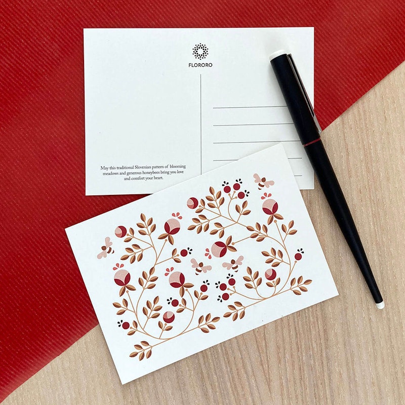 Flororo kartica z tradicionalnim cvetličnim vzorcem z vrtnicami in cebelami medeno srce