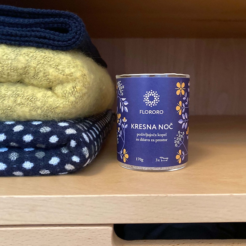 Flororo aromaterapevtska sol z naravnimi eteričnimi olji uporabljena kot dišava za omaro