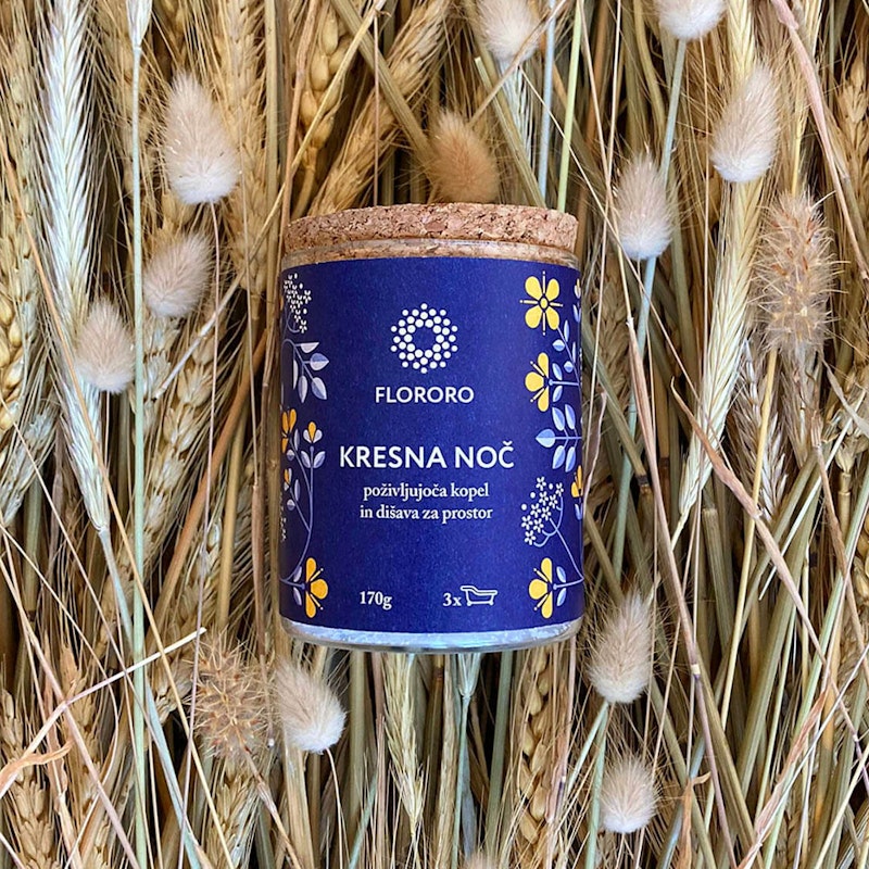 Naravni izdelek Flororo koplana sol za aromaterapijo z vonjem poletja v modri embalaži z vzorcem