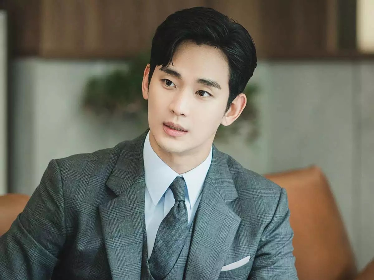 What watch did Kim Soo Hyun wear in the Queen of Tears?