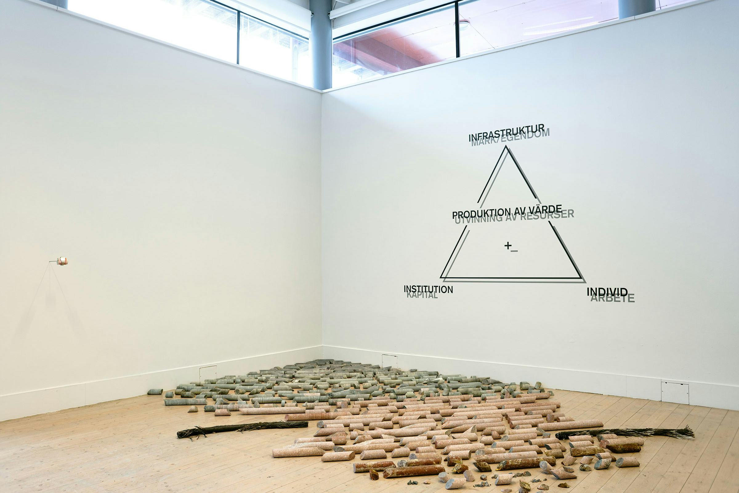 Daniel de Paula, PRODUCTION OF VALUE / EXTRACTION OF RESOURCES (från serien anti-epifania), 2024, Konsthallen Kulturens Hus, Luleå. Foto: LKP