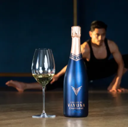Vayuna champagne with danser