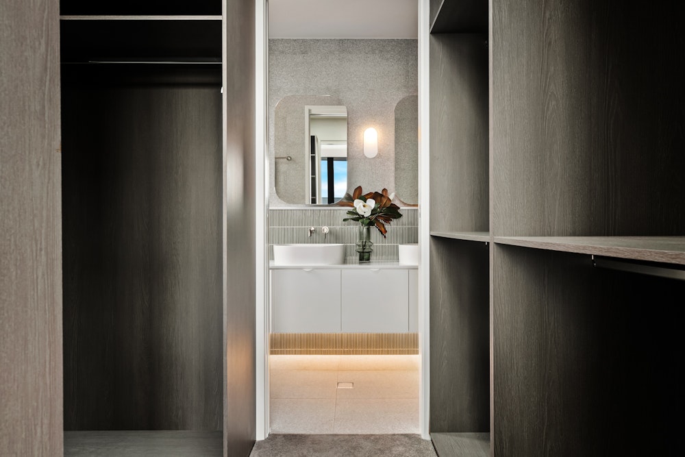 Image for The Como - Closet