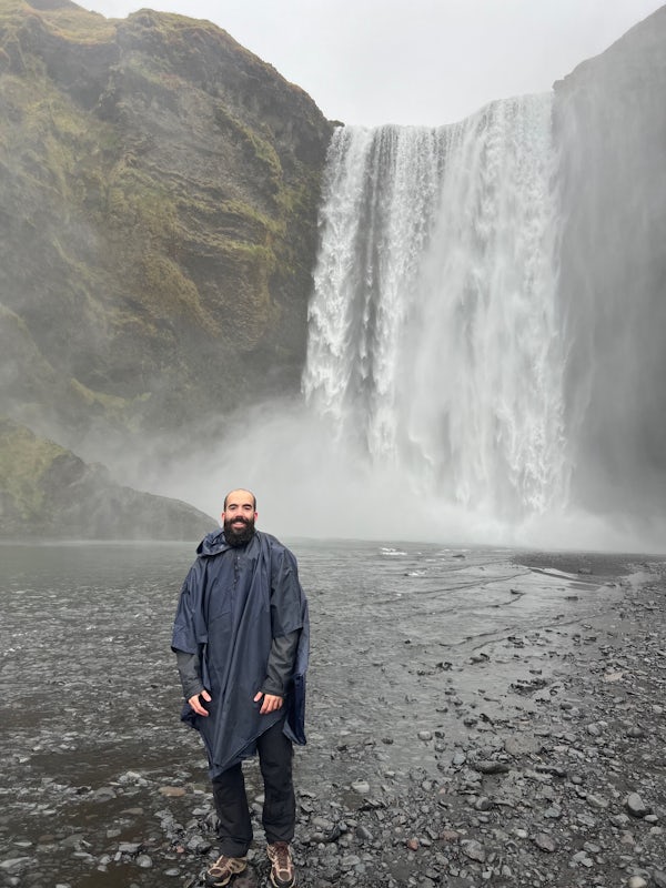 viajesépicos en Skógafoss, Islandia Una de las personas detrás de viajesépicos frente a la cascada Skógafoss, en Islandia.