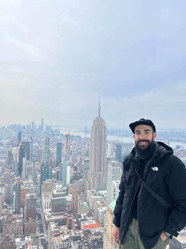 viajesépicos en Nueva York Una de las personas detrás de viajesépicos con el Empire State Building y Manhattan al fondo, en Nueva York.