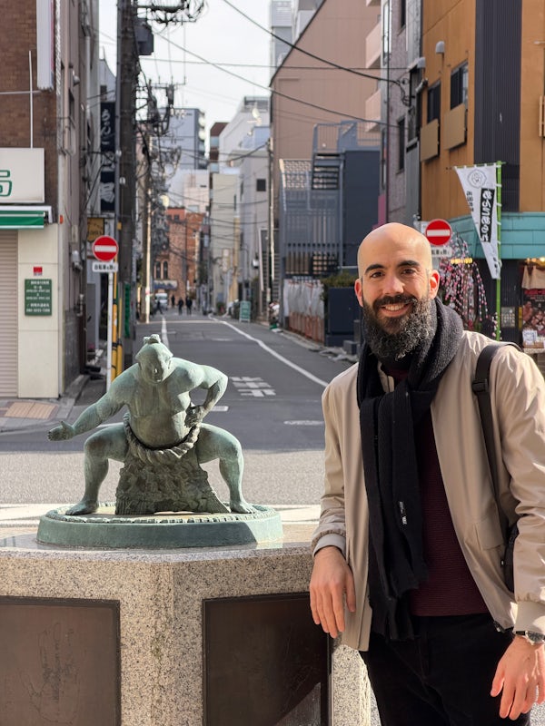 viajesépicos en Tokio, Japón Una de las personas detrás de viajesépicos junto a una estatua de sumo en Tokio, Japón.