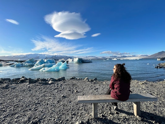 viajesépicos en Jökulsárlón, Islandia Una de las personas detrás de viajesépicos frente a la laguna glaciar Jökulsárlón, en Islandia.