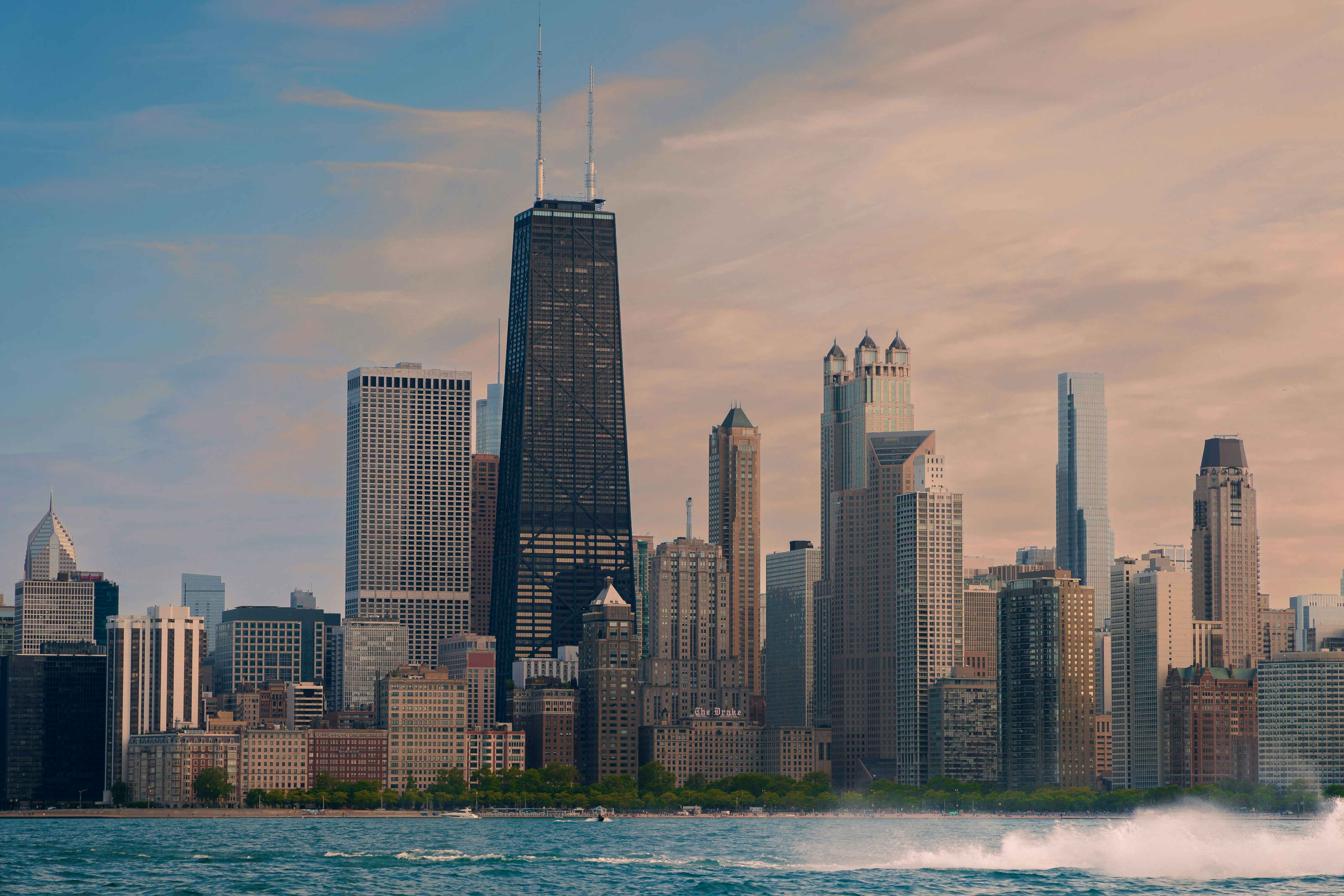 Chicago, punto de partida de la Ruta 66 Skyline de Chicago junto al lago Michigan, con sus rascacielos frente al agua.