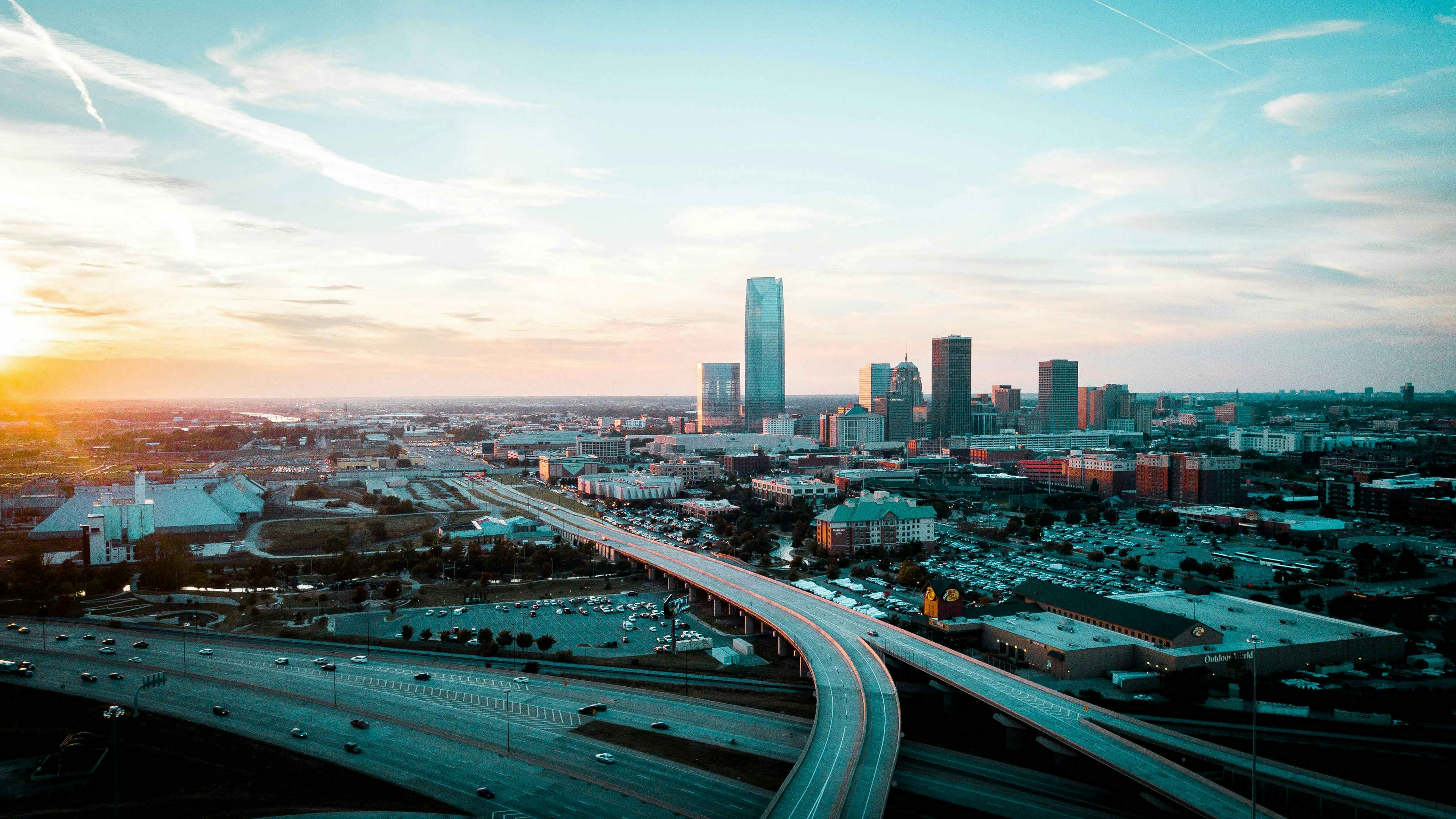 Oklahoma City en la Ruta 66 Vista panorámica del skyline de Oklahoma City al atardecer.