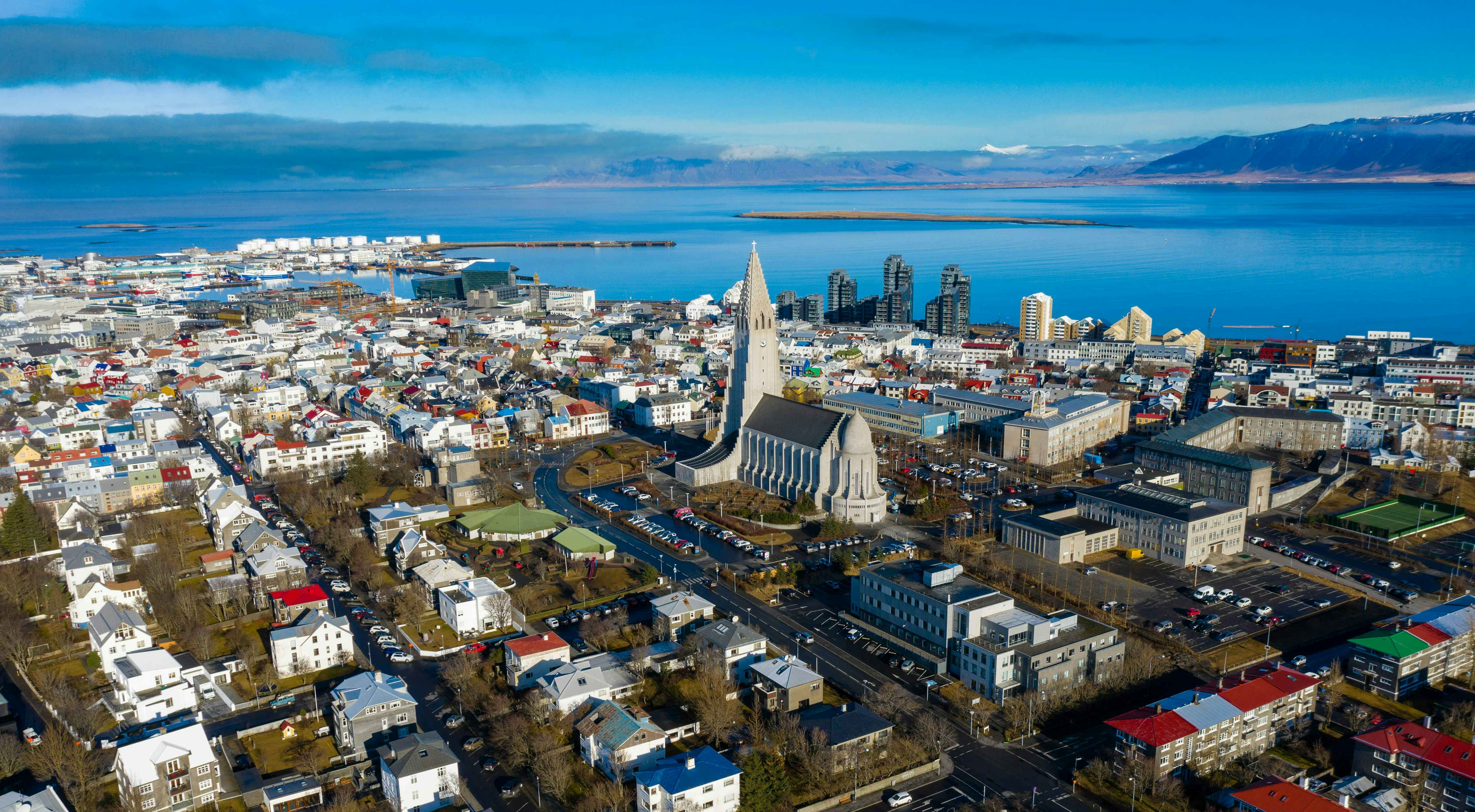 Reikiavik en la ruta por la Ring Road Vista aérea de Reikiavik con la iglesia Hallgrímskirkja y la bahía al fondo.