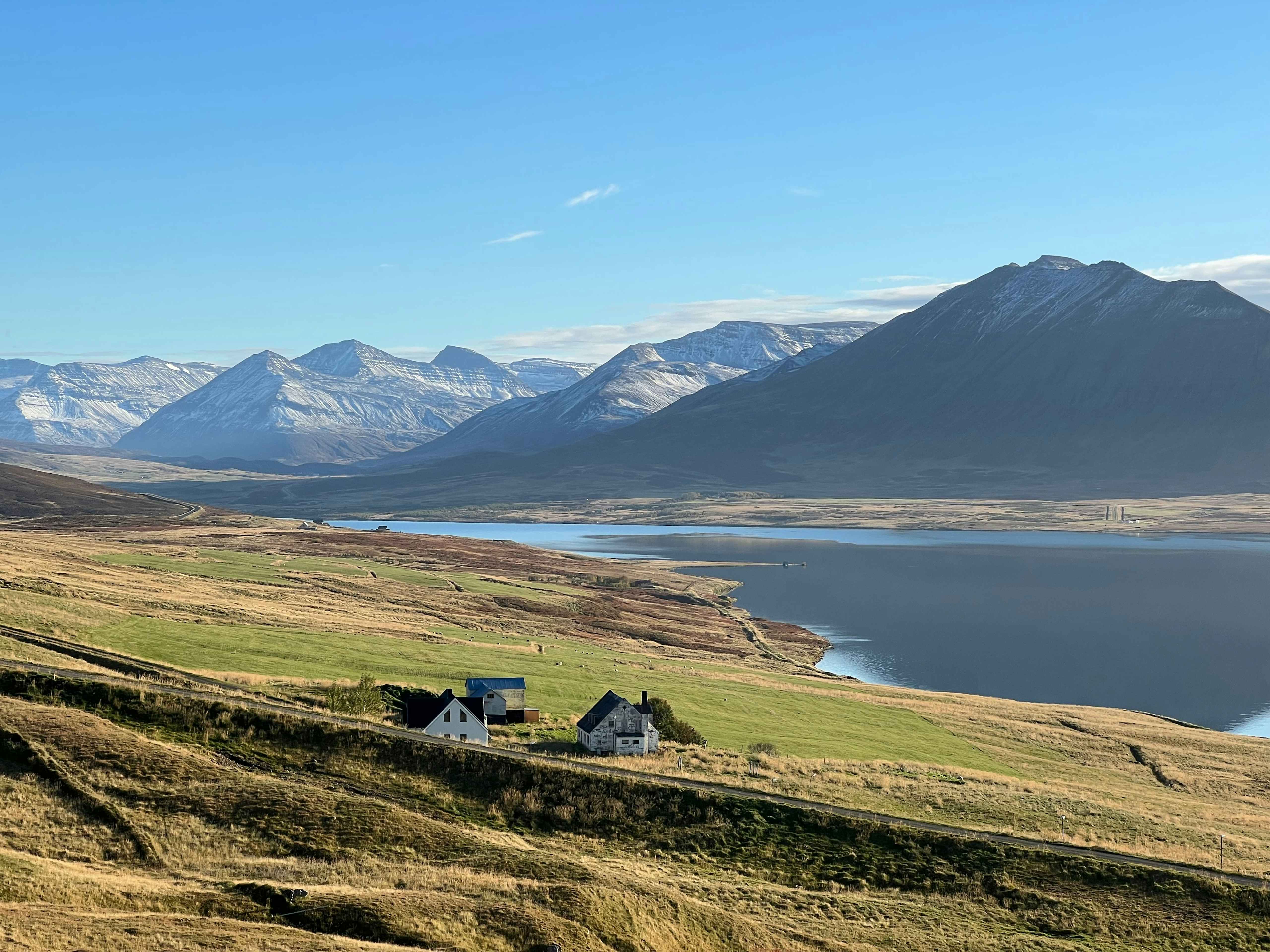 Camino a Siglufjörður, Islandia Paisaje rural junto a un fiordo de camino a Siglufjörður, en Islandia.