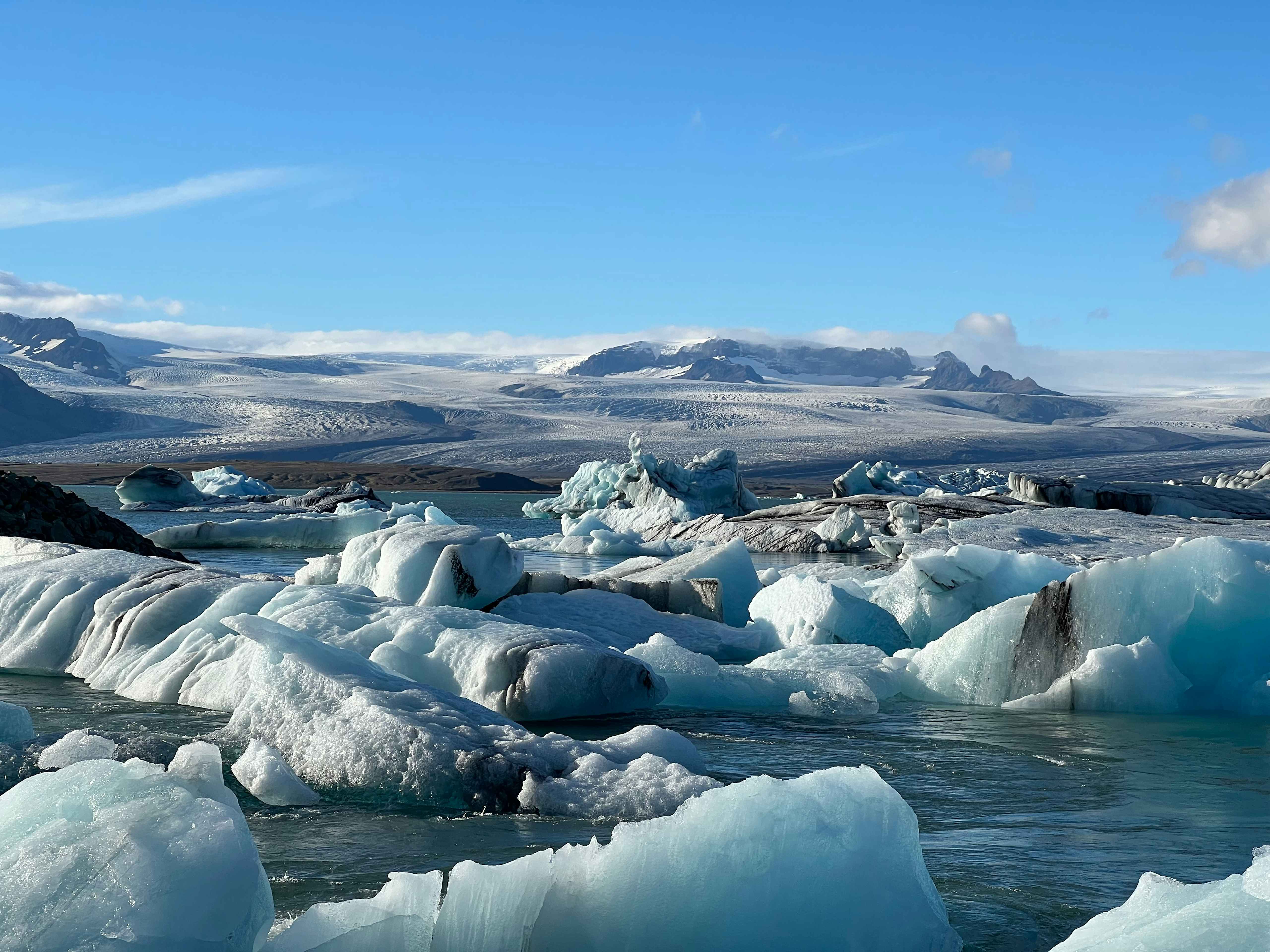 Diamond Beach, Islandia Bloques de hielo en el agua junto a Diamond Beach, en la costa sur de Islandia.