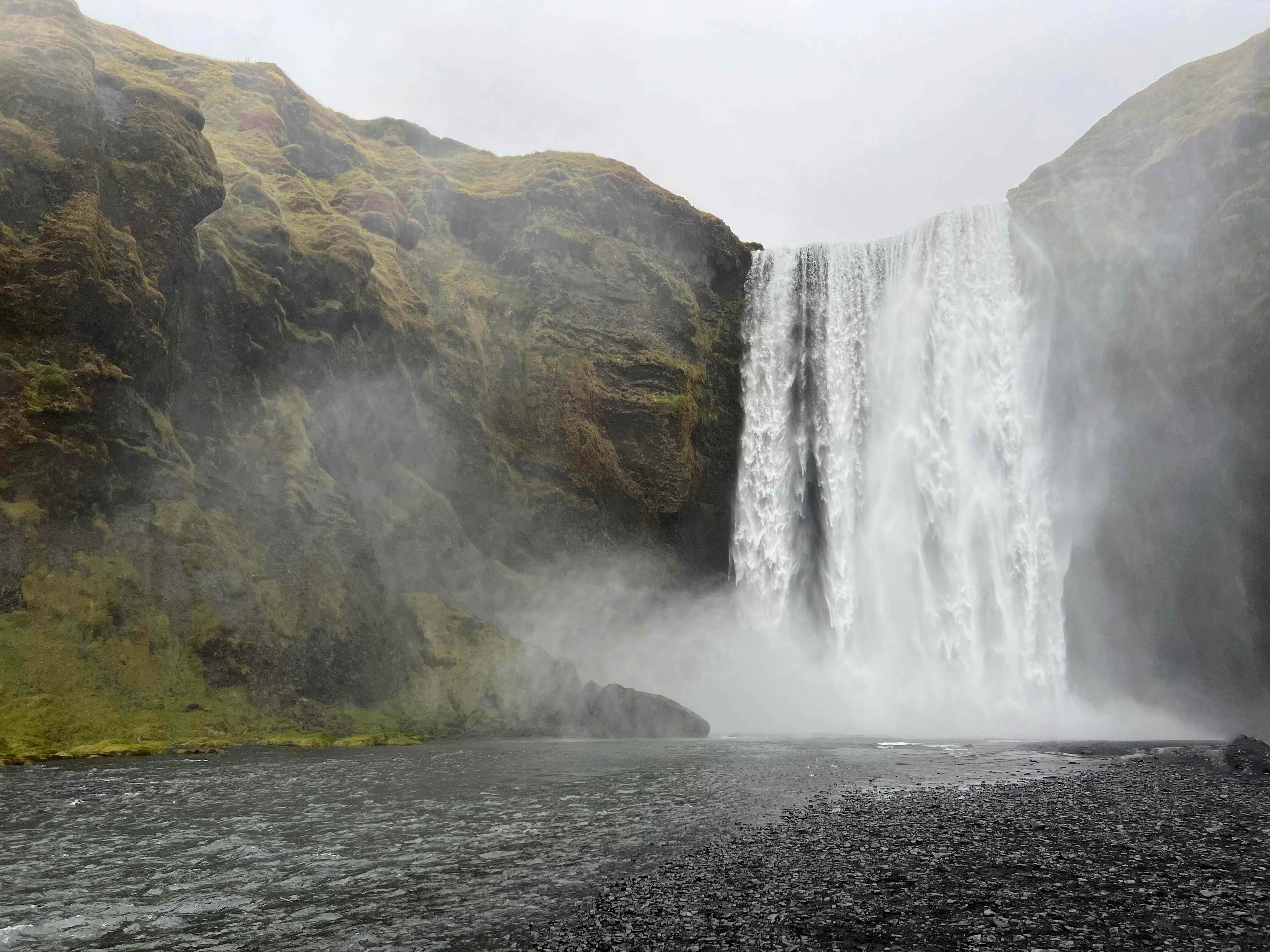 Skógafoss, Islandia Cascada Skógafoss entre acantilados cubiertos de musgo, en el sur de Islandia.
