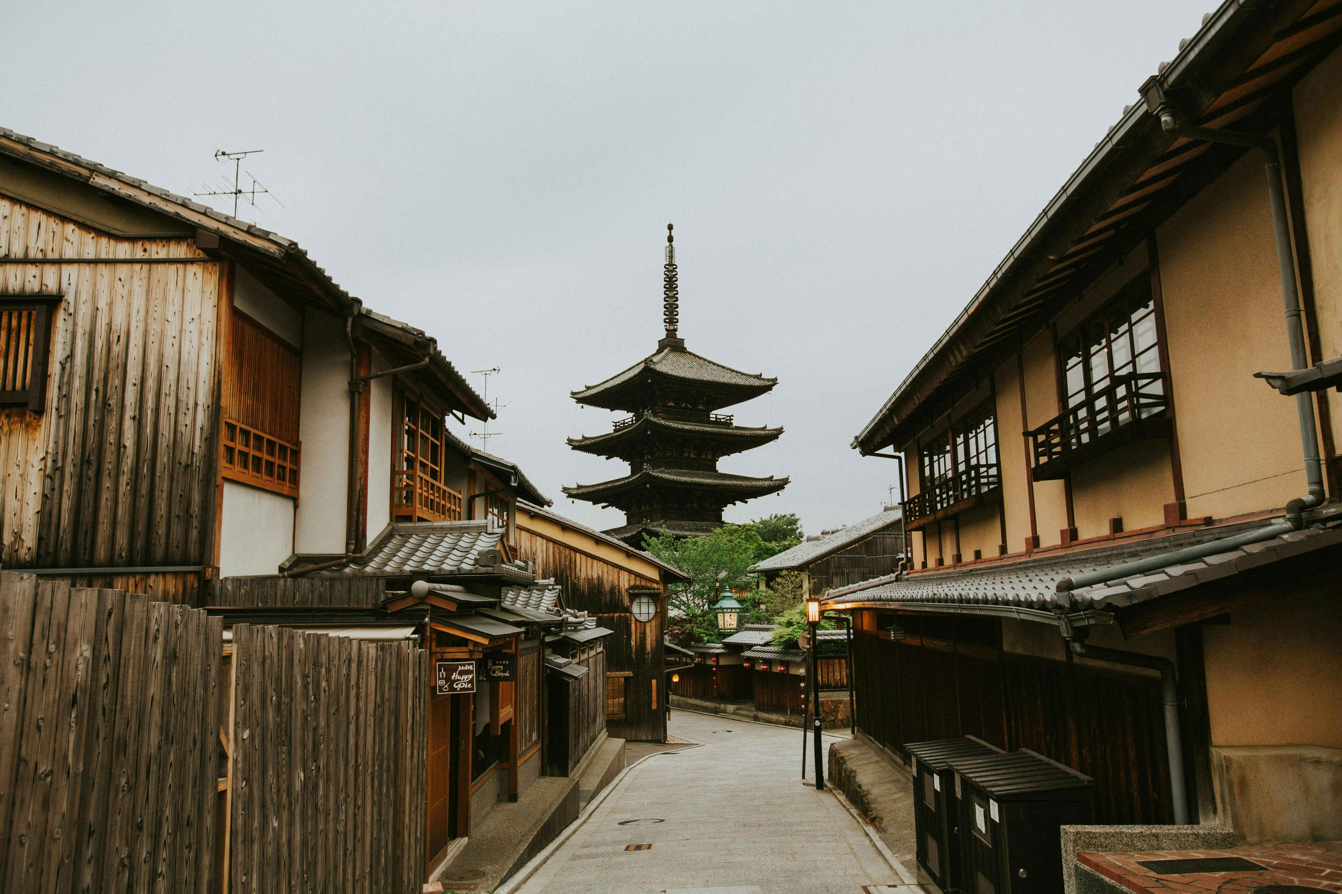 Higashiyama, Kioto Calle tradicional de Higashiyama, en Kioto, con la pagoda Yasaka al fondo.