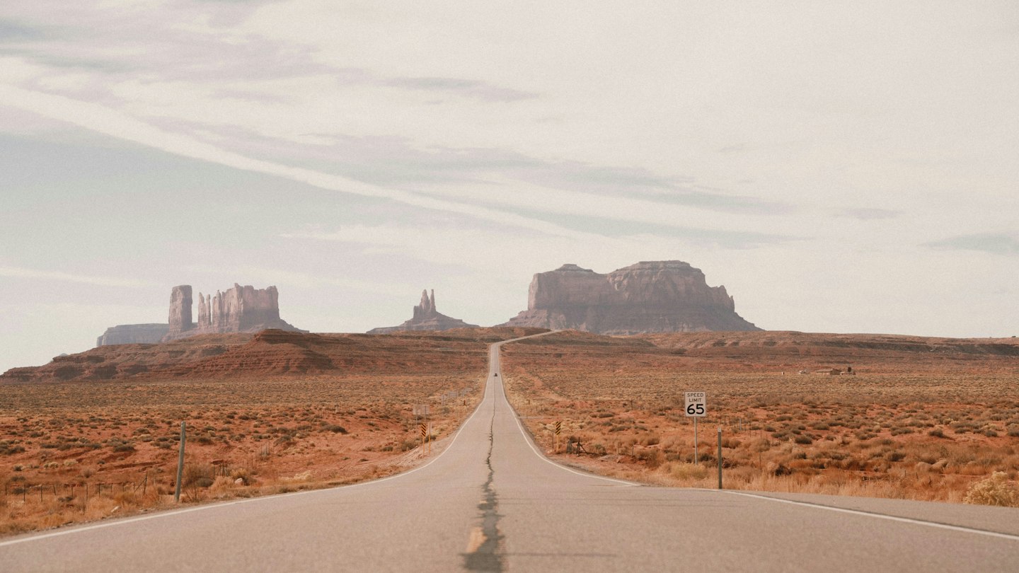 Carretera hacia Monument Valley Carretera recta entre formaciones rocosas en Monument Valley, Estados Unidos