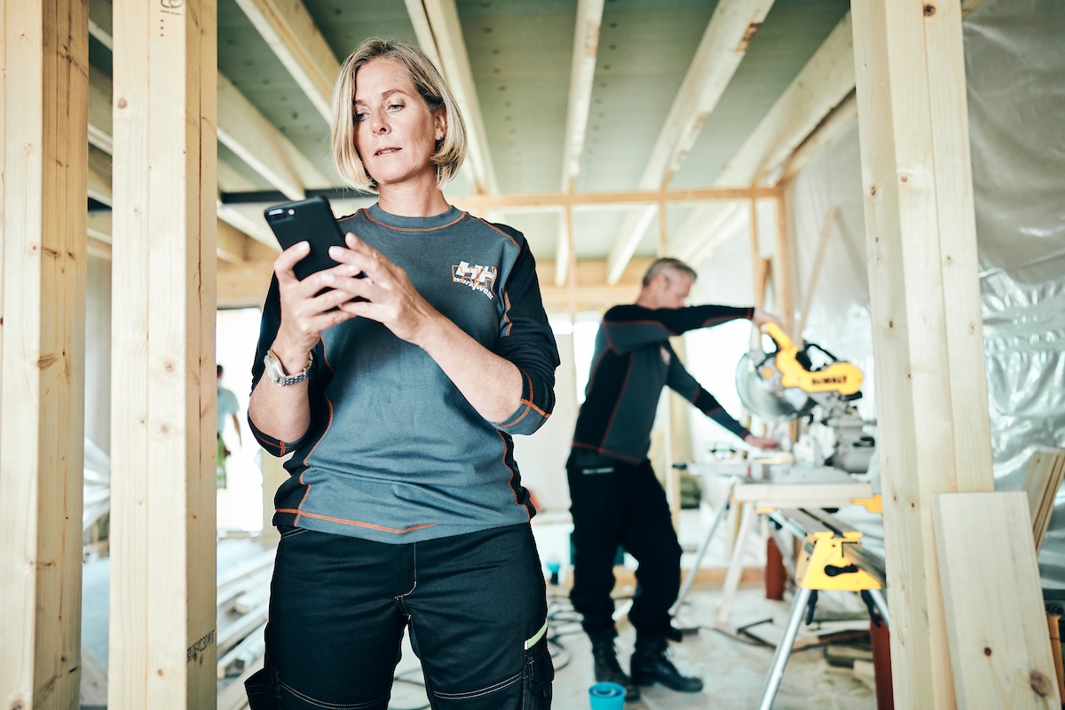 ABAX clients working on site. One of them checking via app where to find the needed asset
