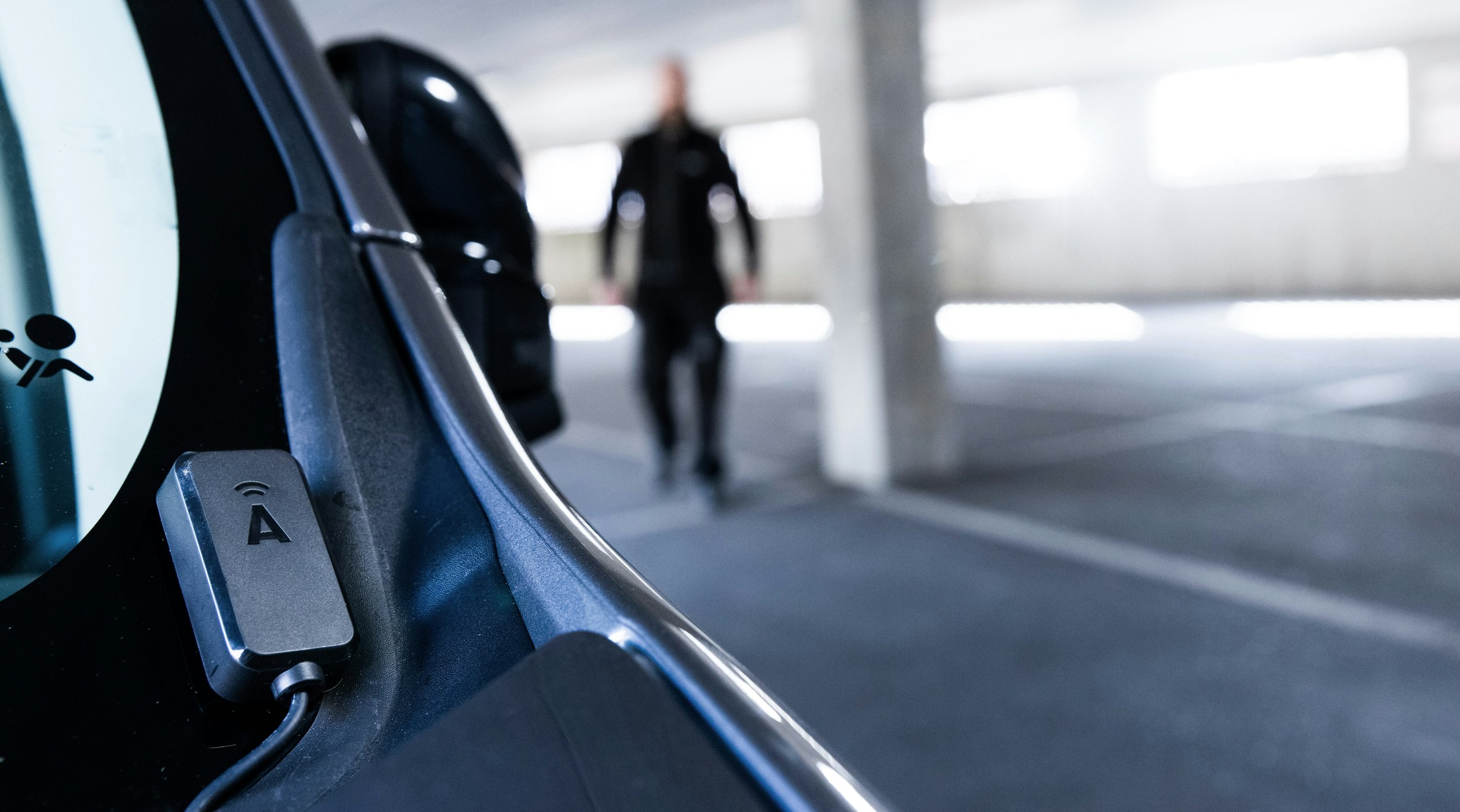 ABAX Triplog asennettuna valkoiseen autoon