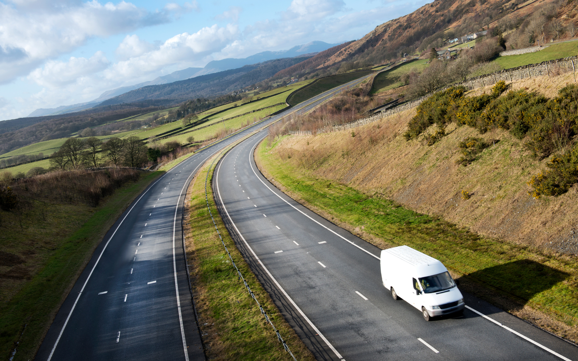 Witte bestelwagen op weg in Britse platteland