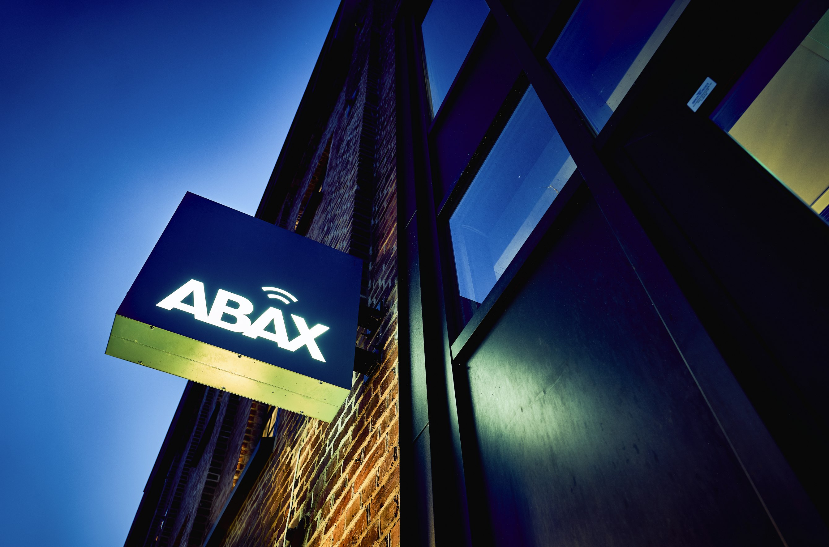 ABAX-skylt på en byggnad