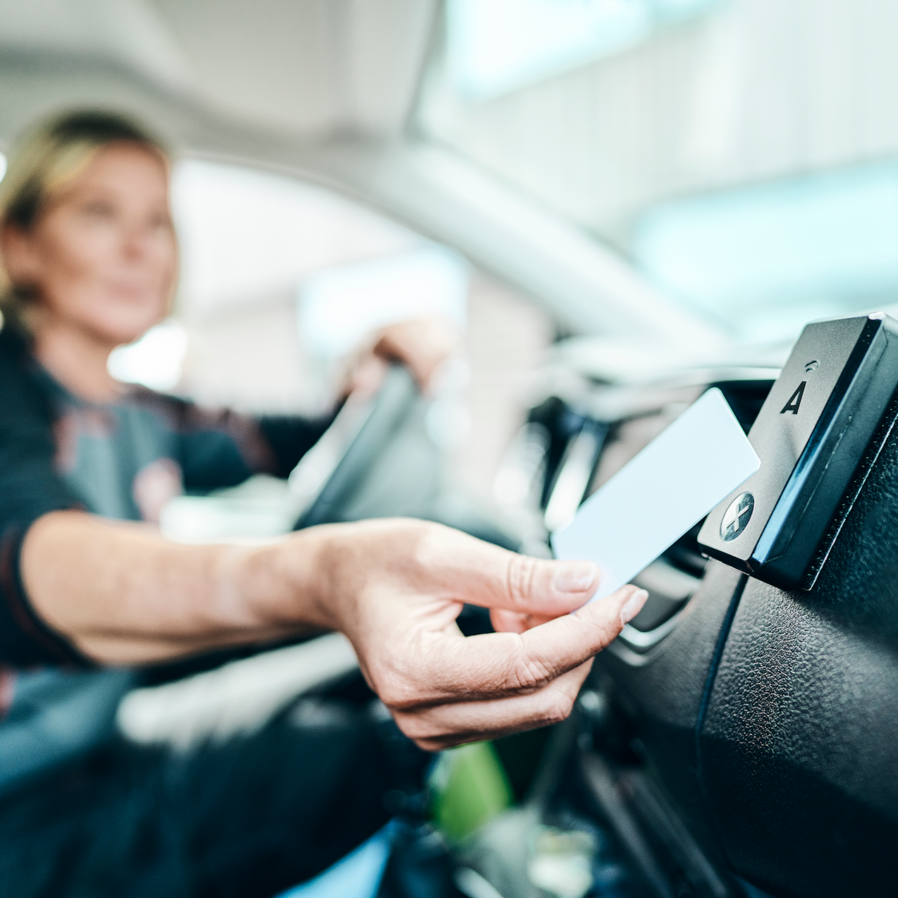 Kvinna som checkar in i bilen med ABAX förar-ID