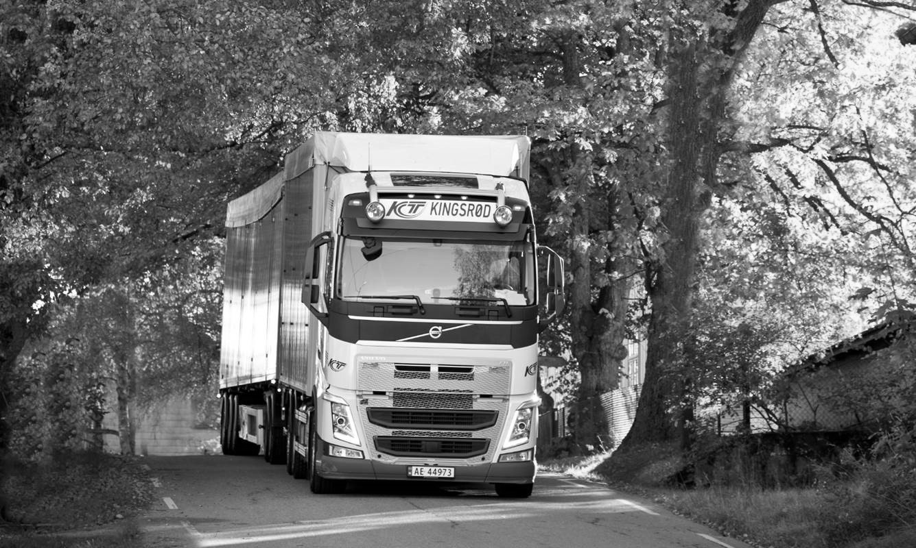 Kingsrød transport trailer on the road with trees around