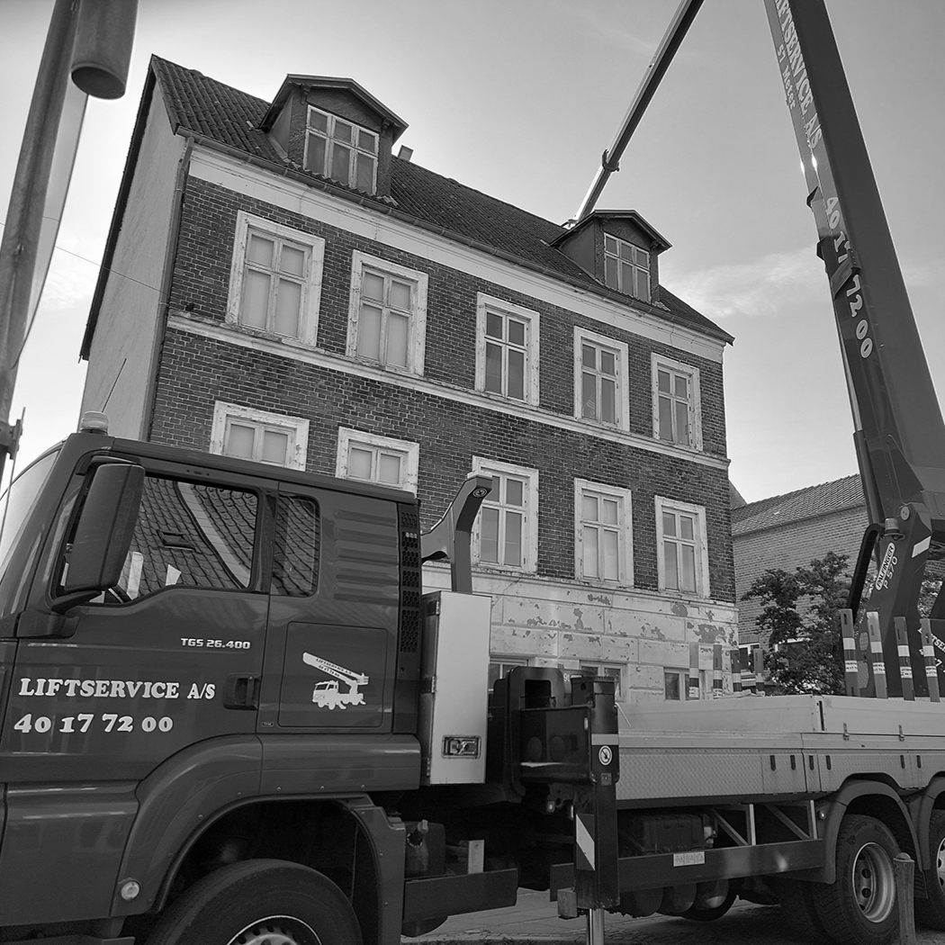 Lift working on a house