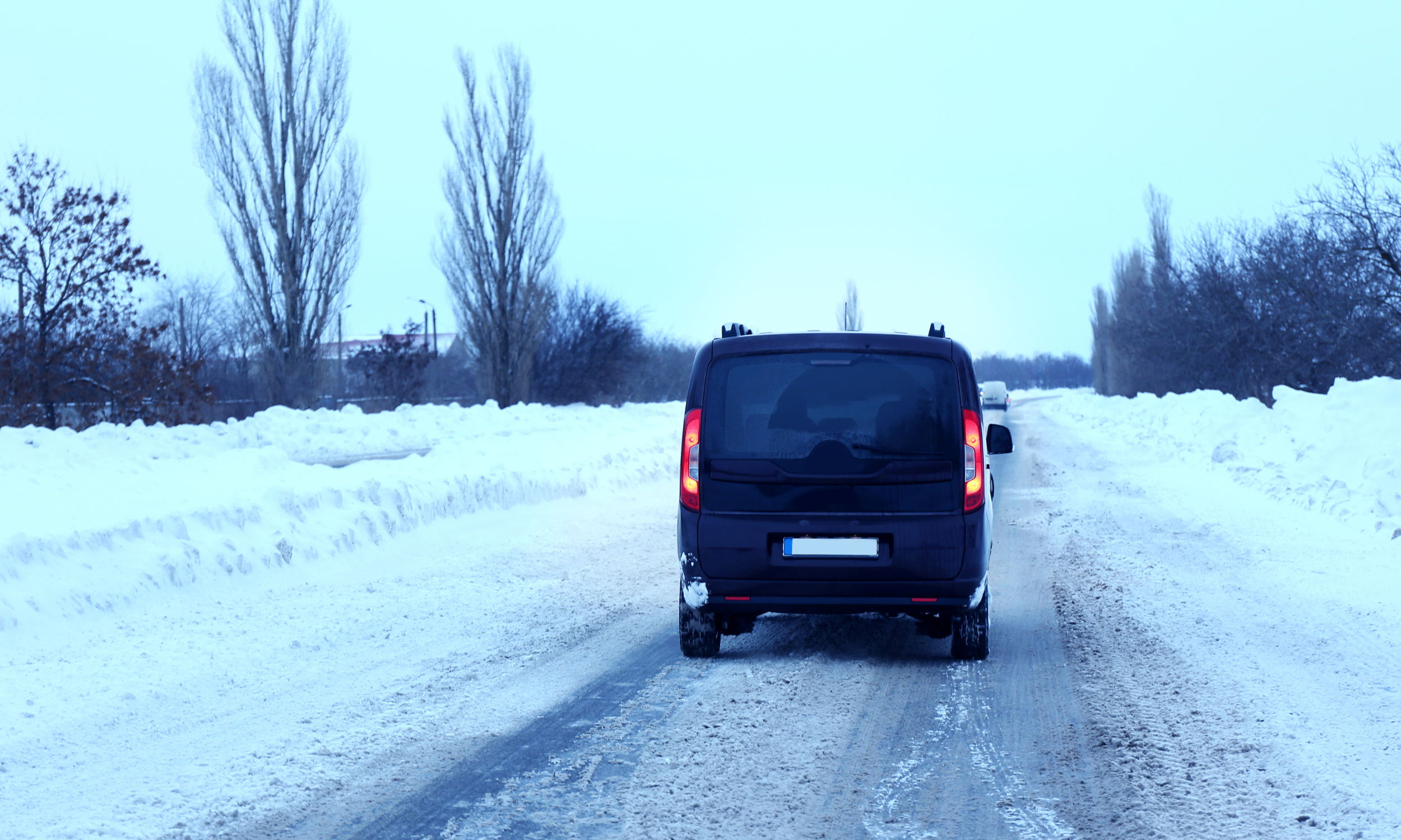 Bil som kör på snöig väg