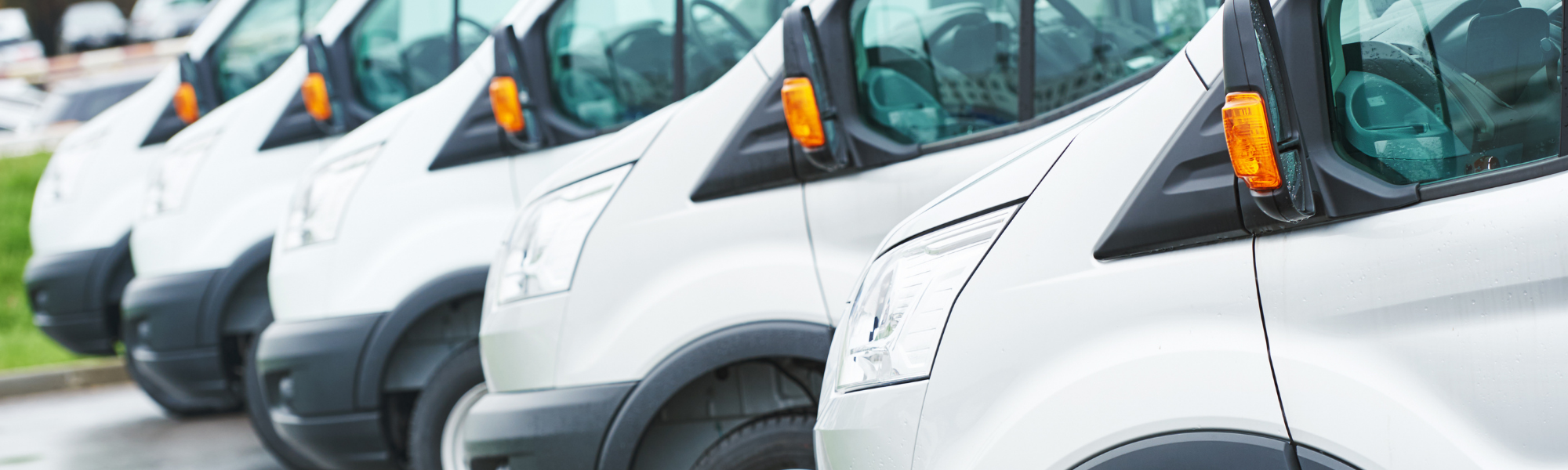 Flera via servicebilar parkerade