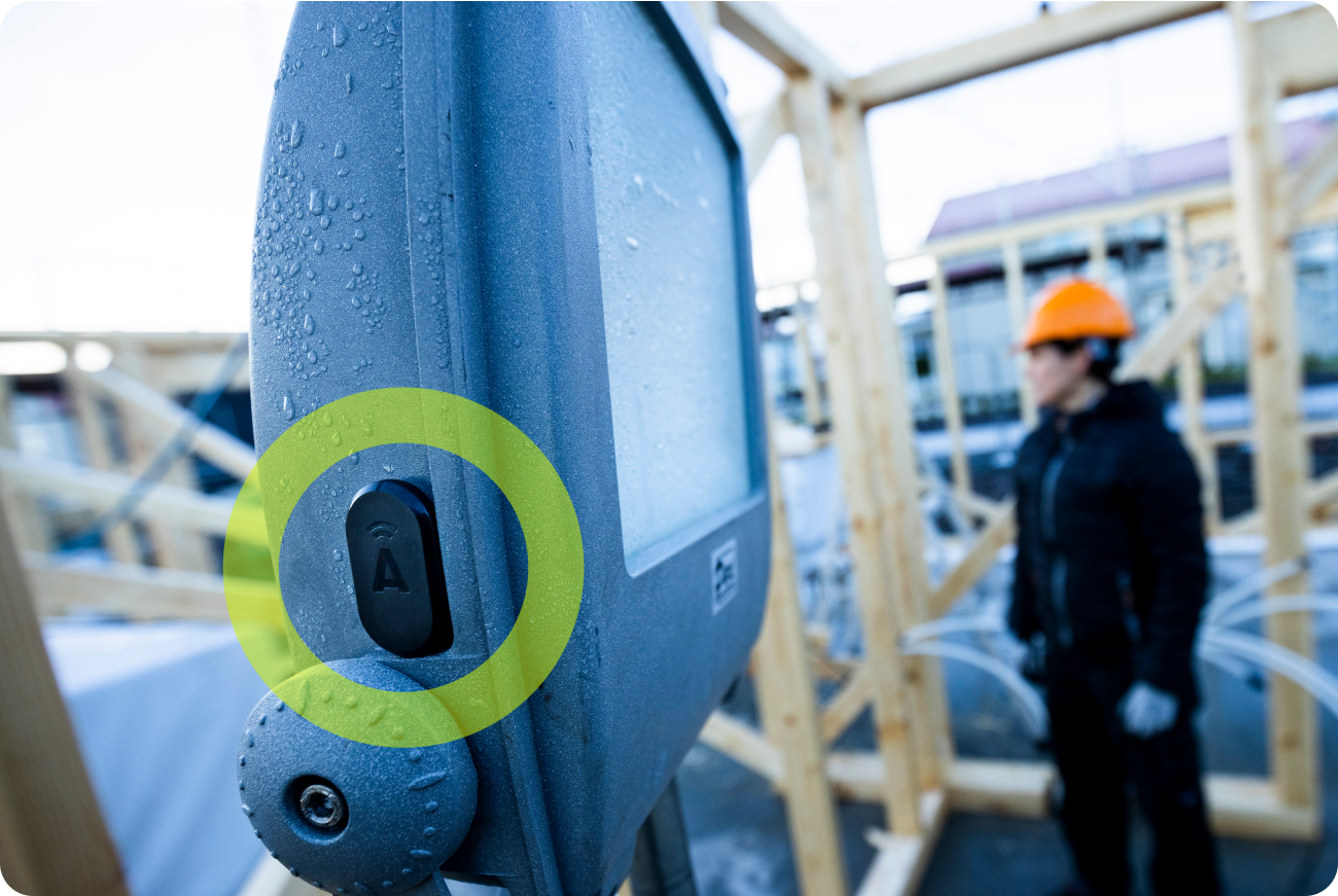 GPS sporingsbrikke med gul sirkel rundt festet til verktøy