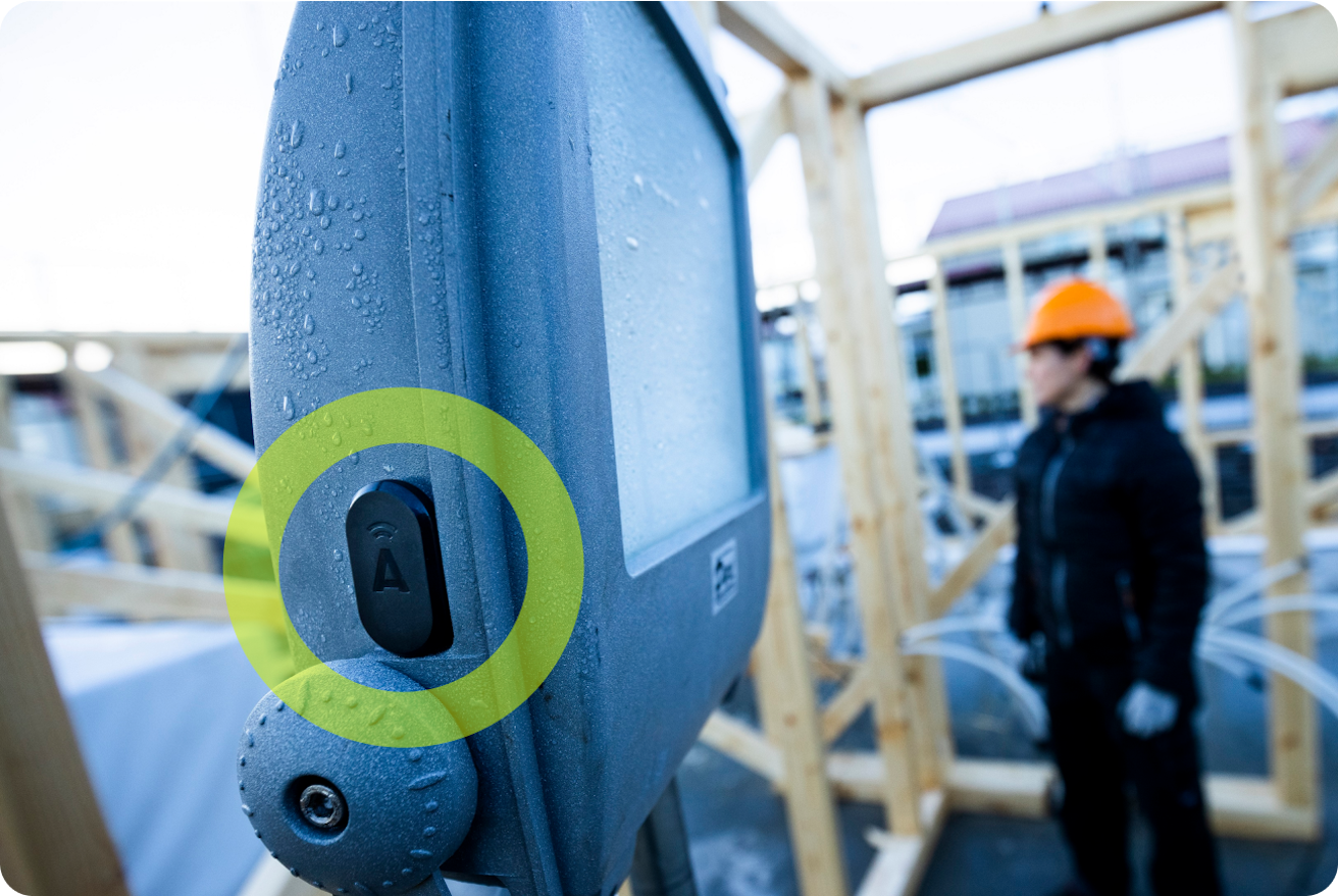 Een machine met aan de zijkant de onopvallende ABAX Smart Inventory gps-chip bevestigd. Zo wordt gereedschap lokaliseren eenvoudig,