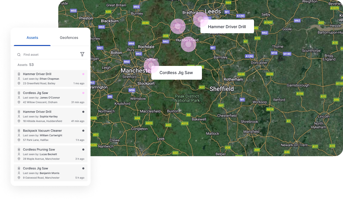 Een medewerker gebruikt een snijmachine met daarop een gereedschaptracker van ABAX bevestigd. Met deze kleine zwarte gps-chip kan je al je gereedschap tracken, zodat je steeds de juiste tools bij je hebt.