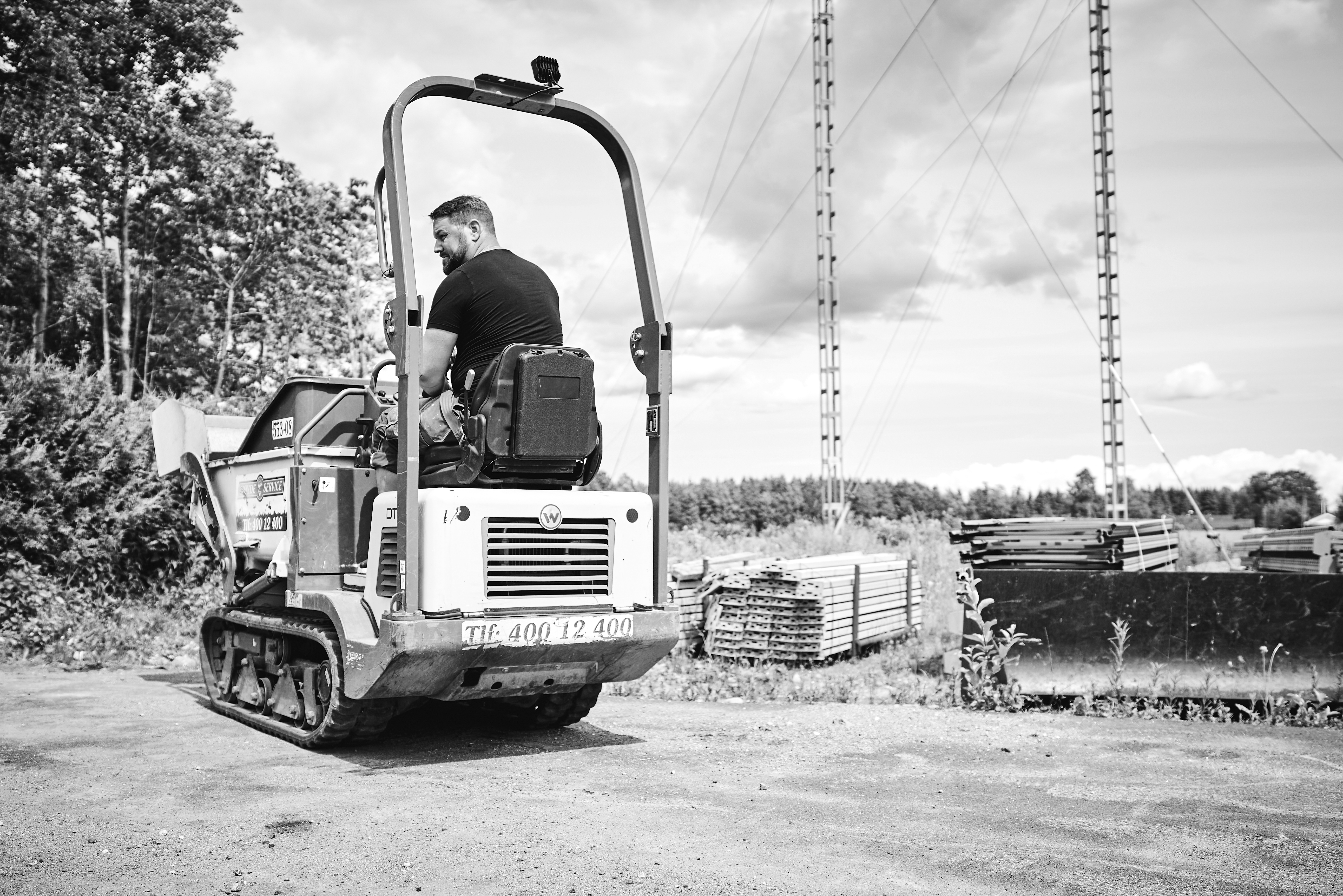 Zwart-witfoto van man op graafmachine