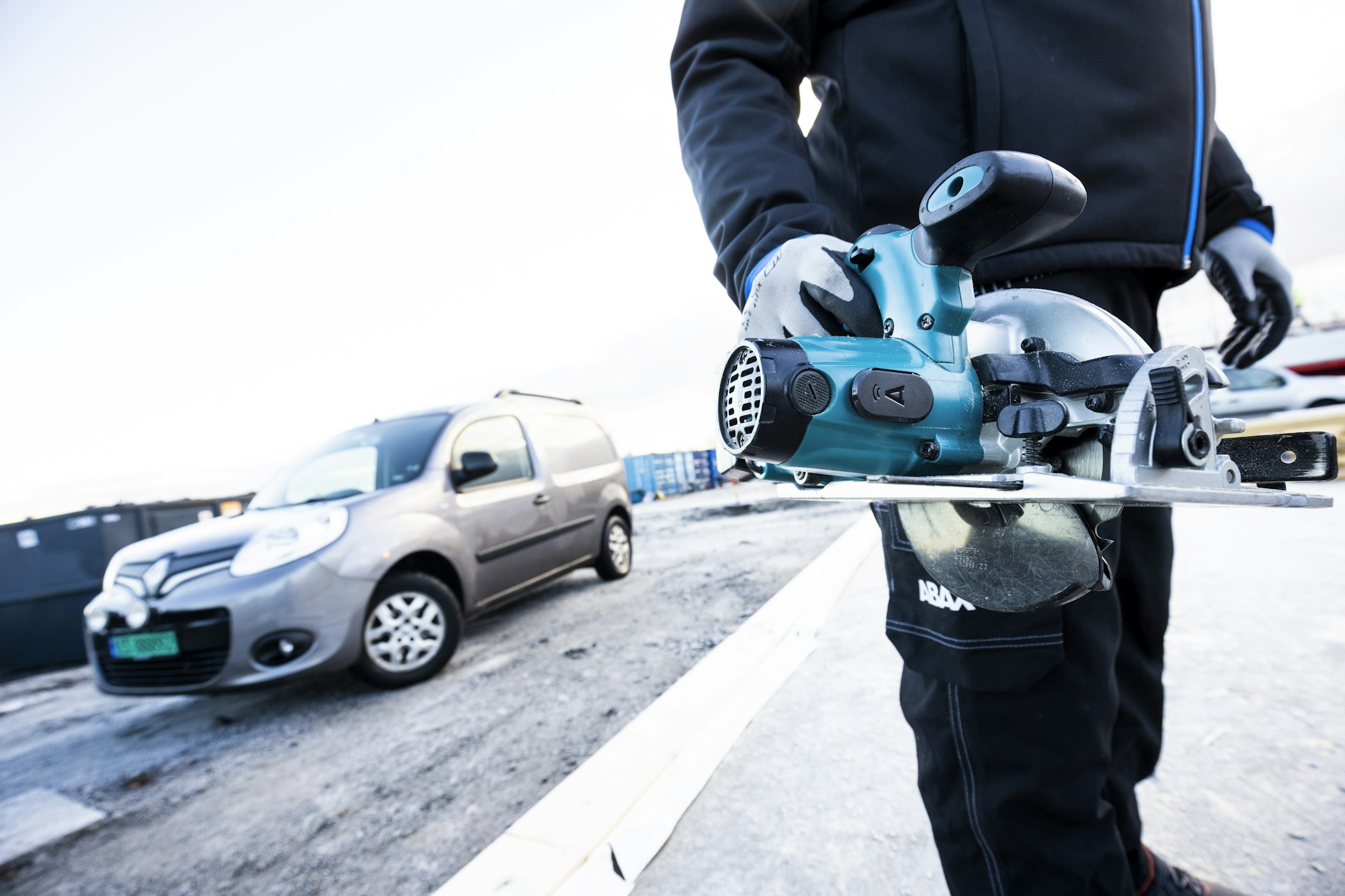 Blue disc cutter with smaller black tracker on it - linking to ABAX's tool tracking software.