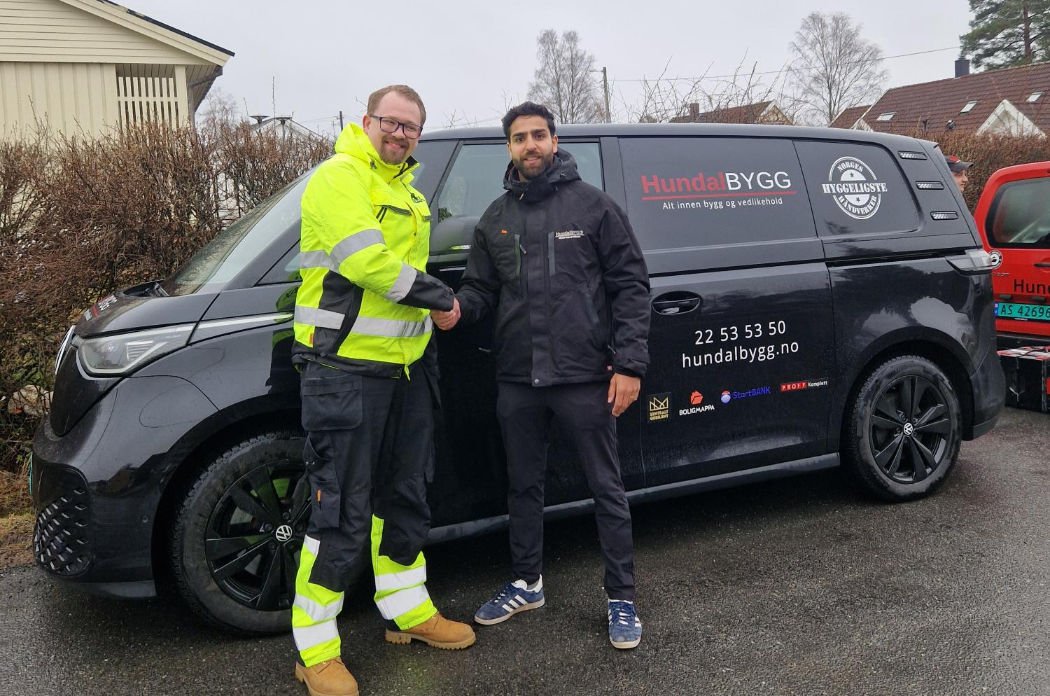 Robin Hundal og Kristian foran arbeidsbil