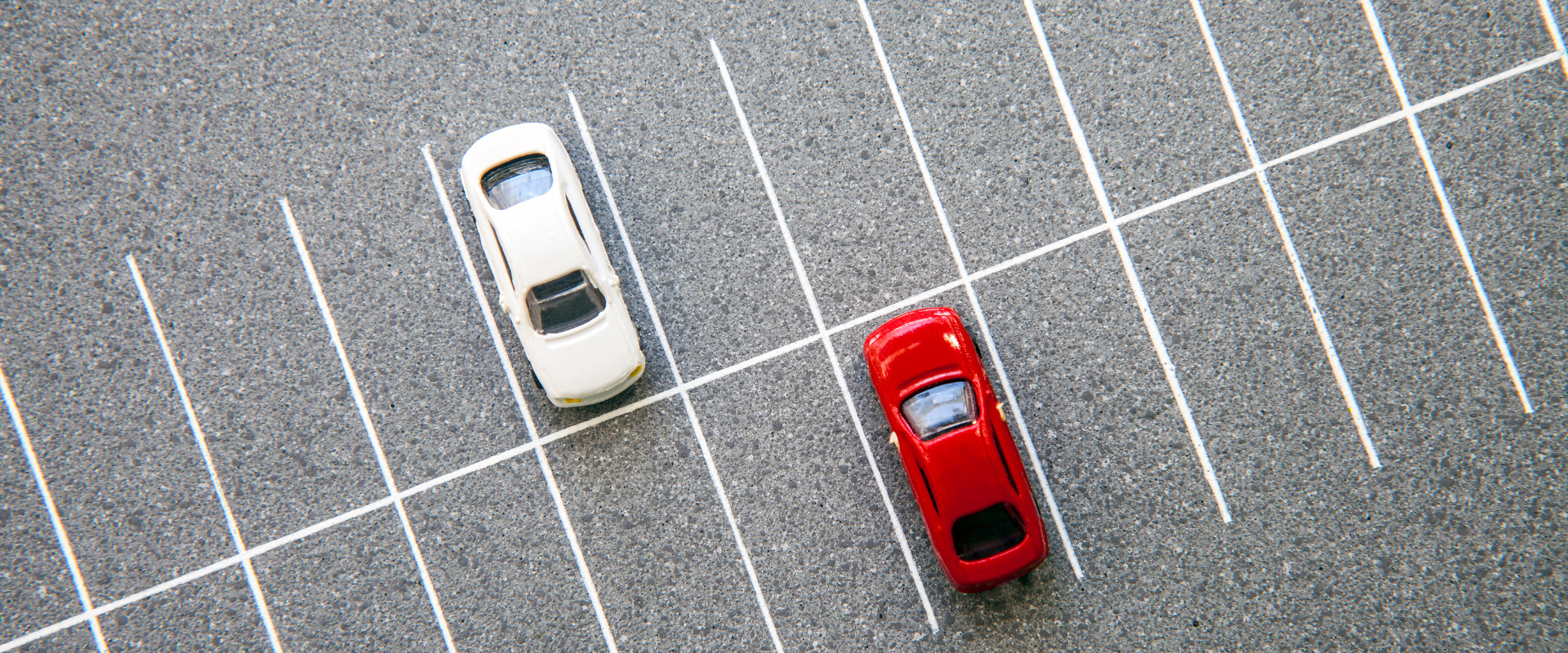 Två tjänstbilar parkerade i en parkeringsplats