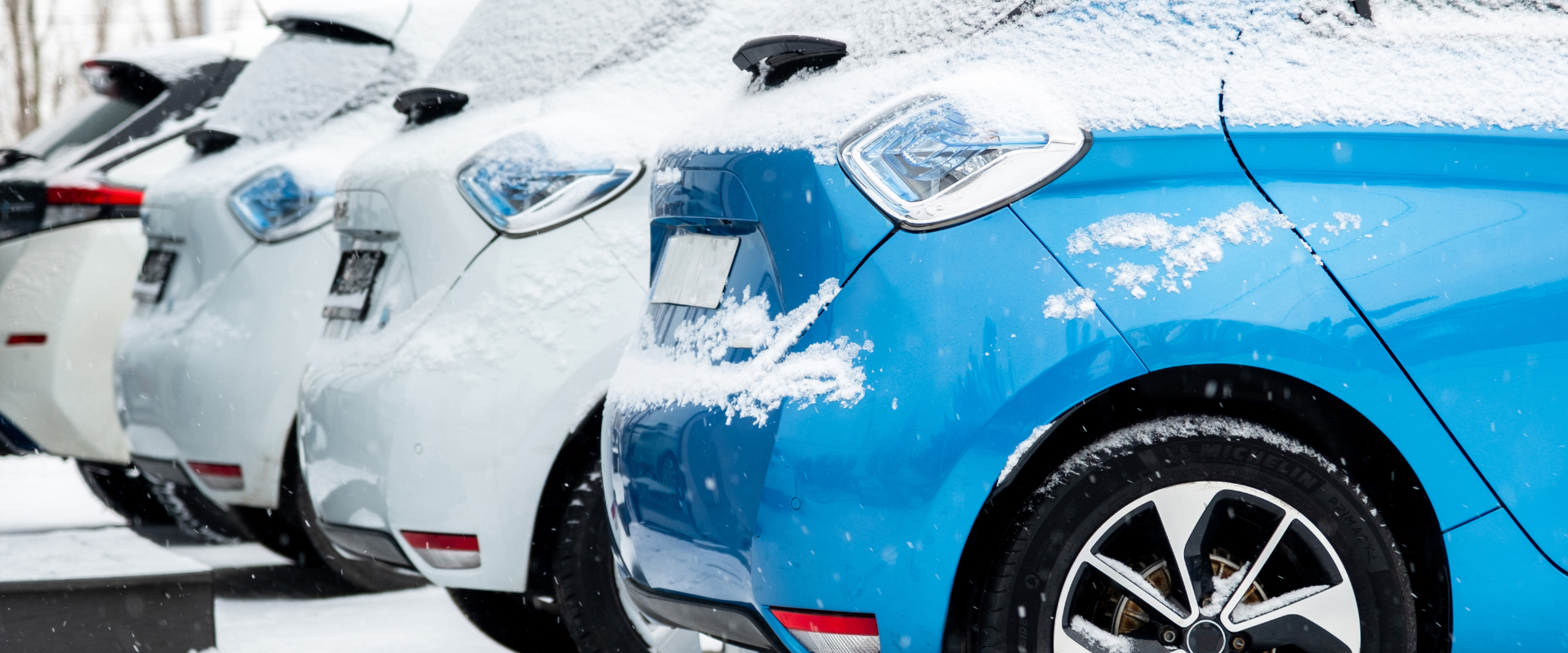 Några bilar parkerade i snön