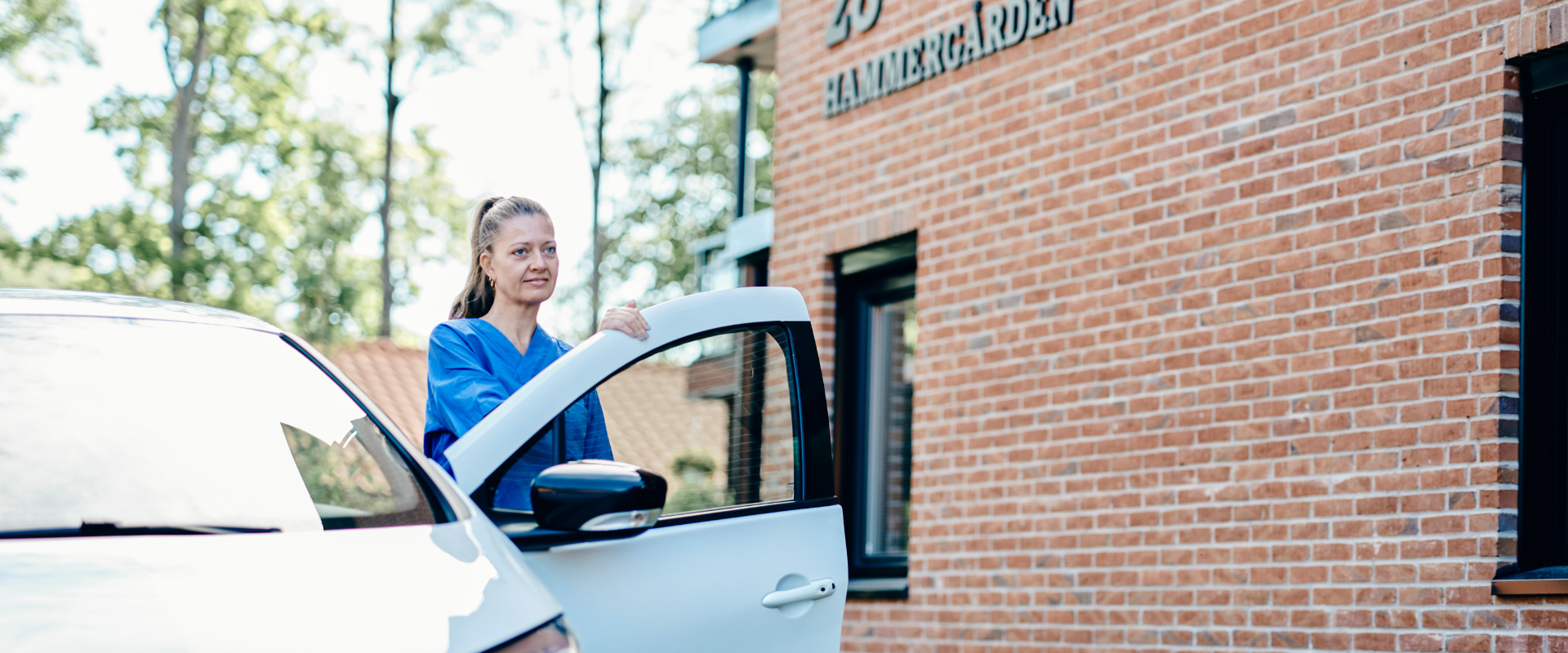 En hemtjänst bil på väg till arbetsplatsen