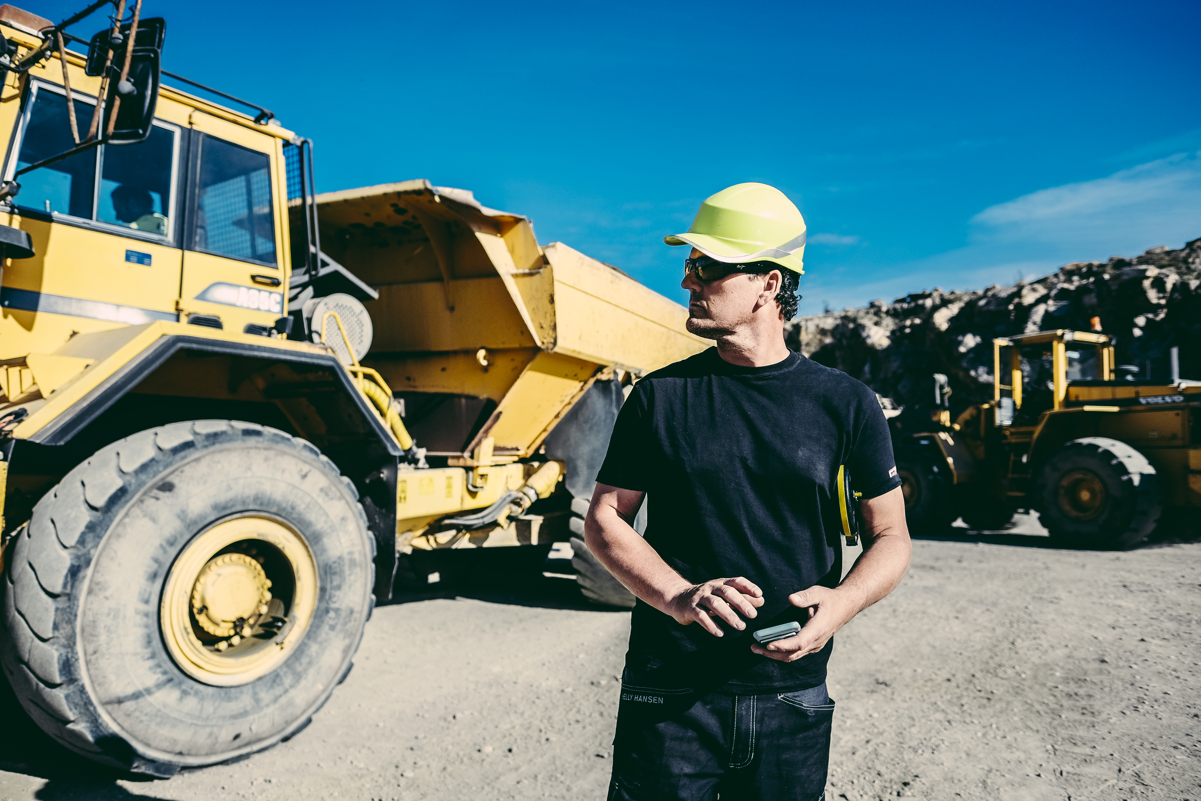 En arbetsperson kontrollerar maskinerna i en maskinpark