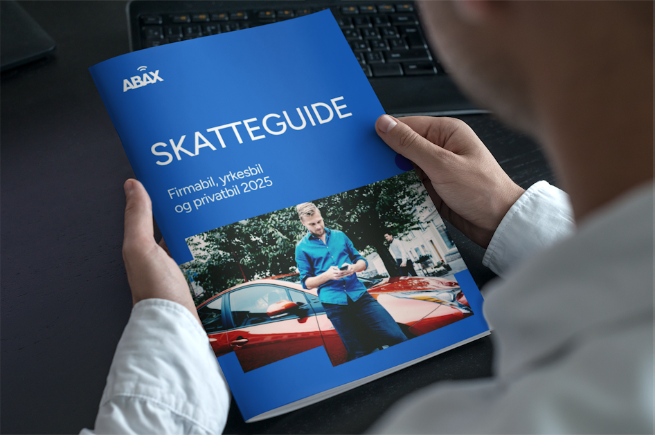 En person som holder i  ABAX skatteguide 2025