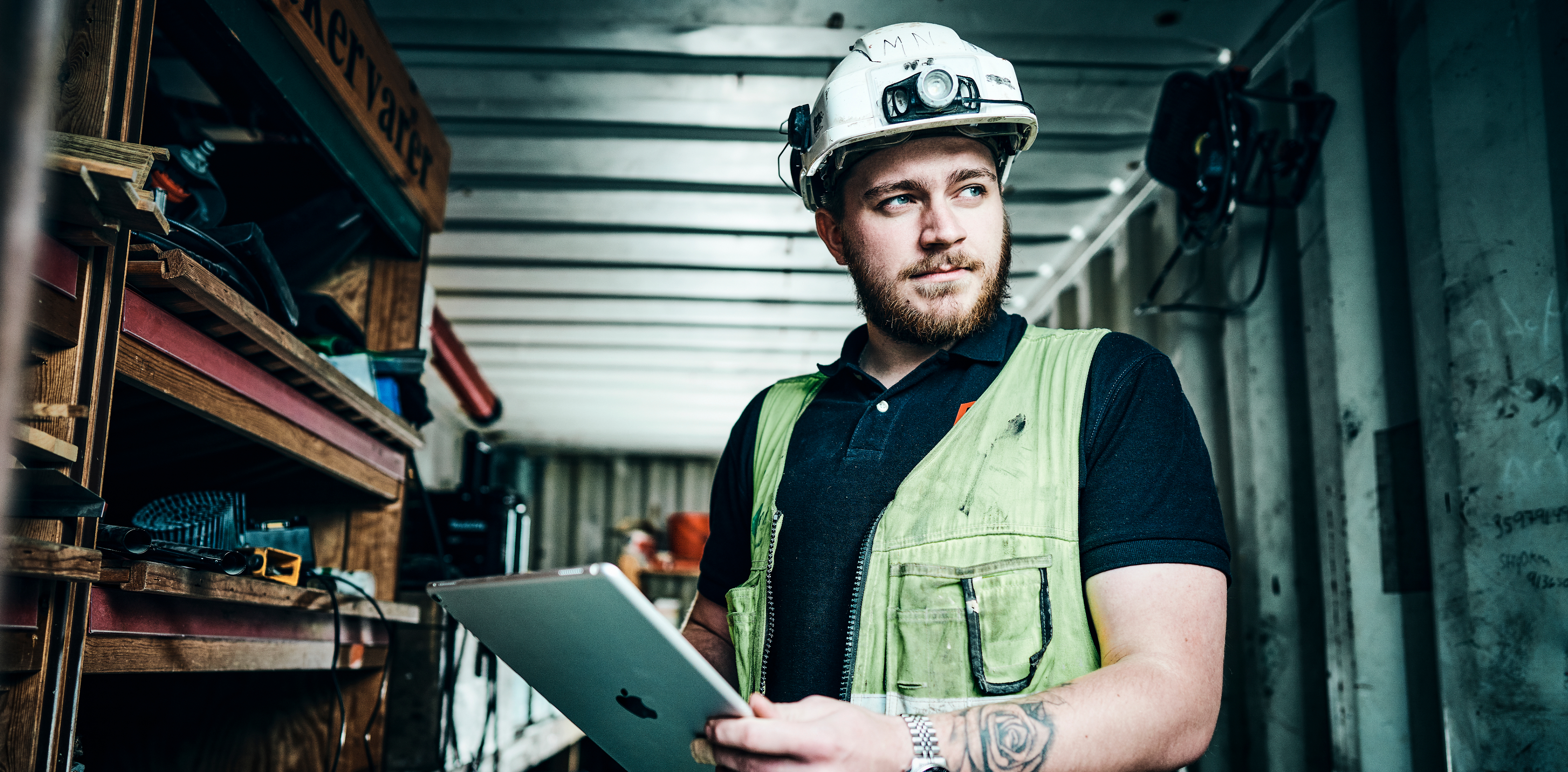Person med arbeids hjelm og iPad