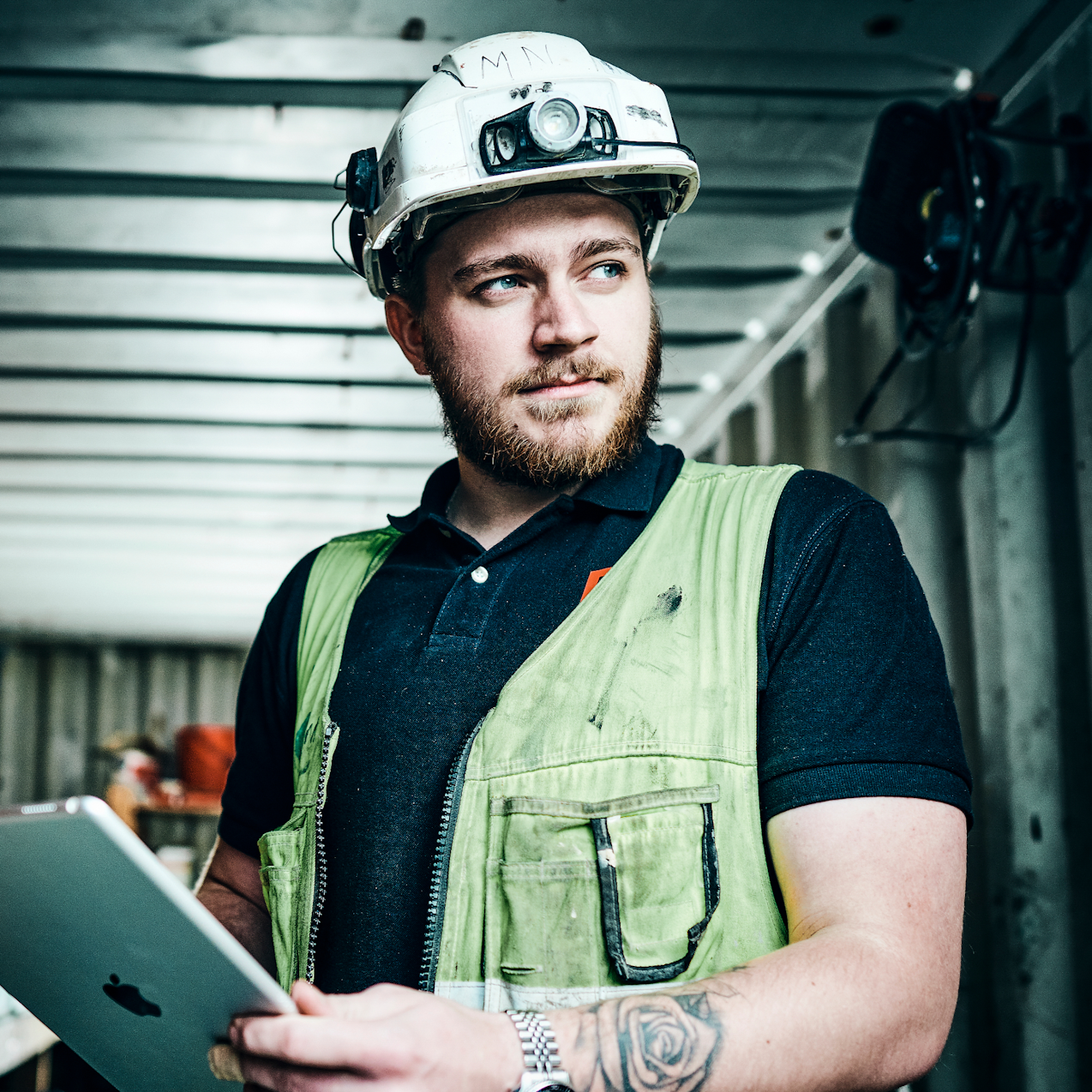 Person med arbeids hjelm og iPad