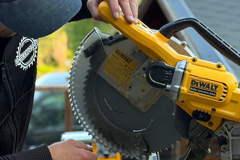 Nærbillede af DeWalt rundsav med ABAX Locator sporingschip