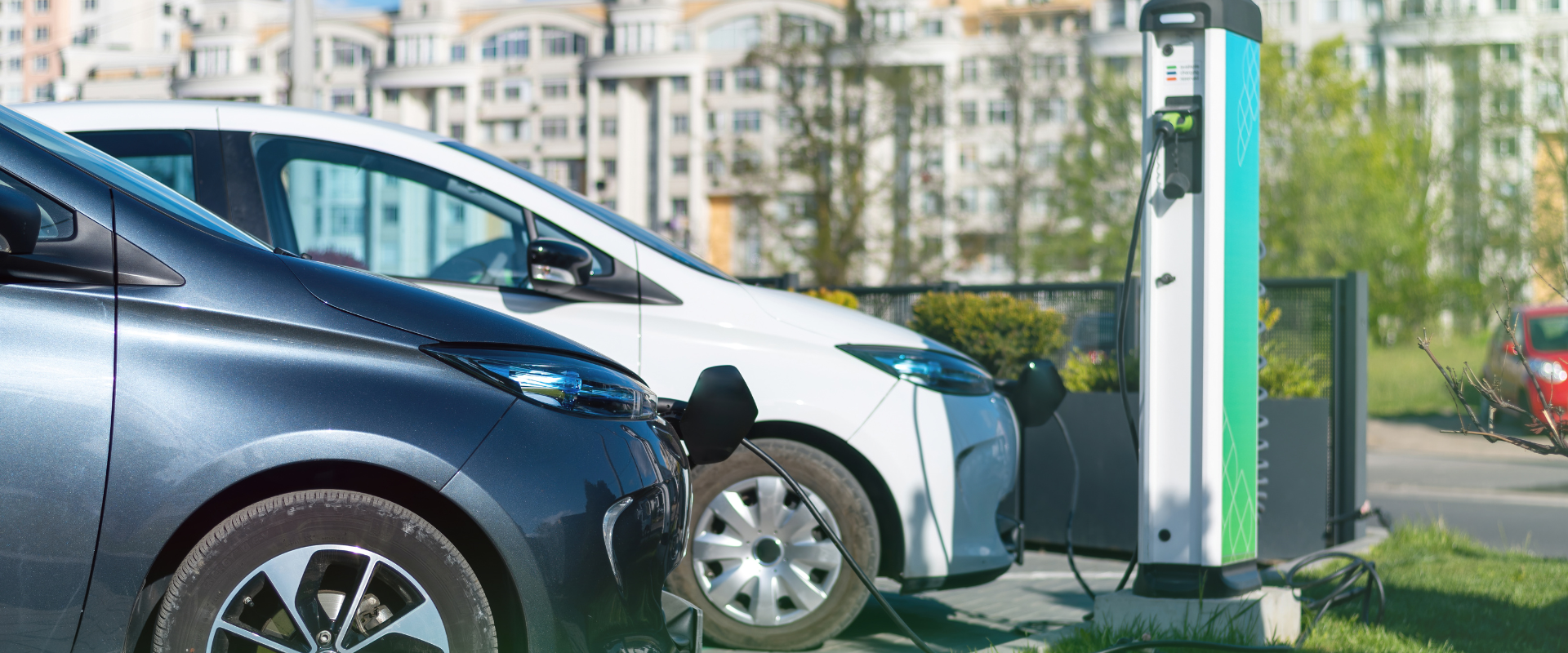 En fordonsflotta som består av elbilar som laddas