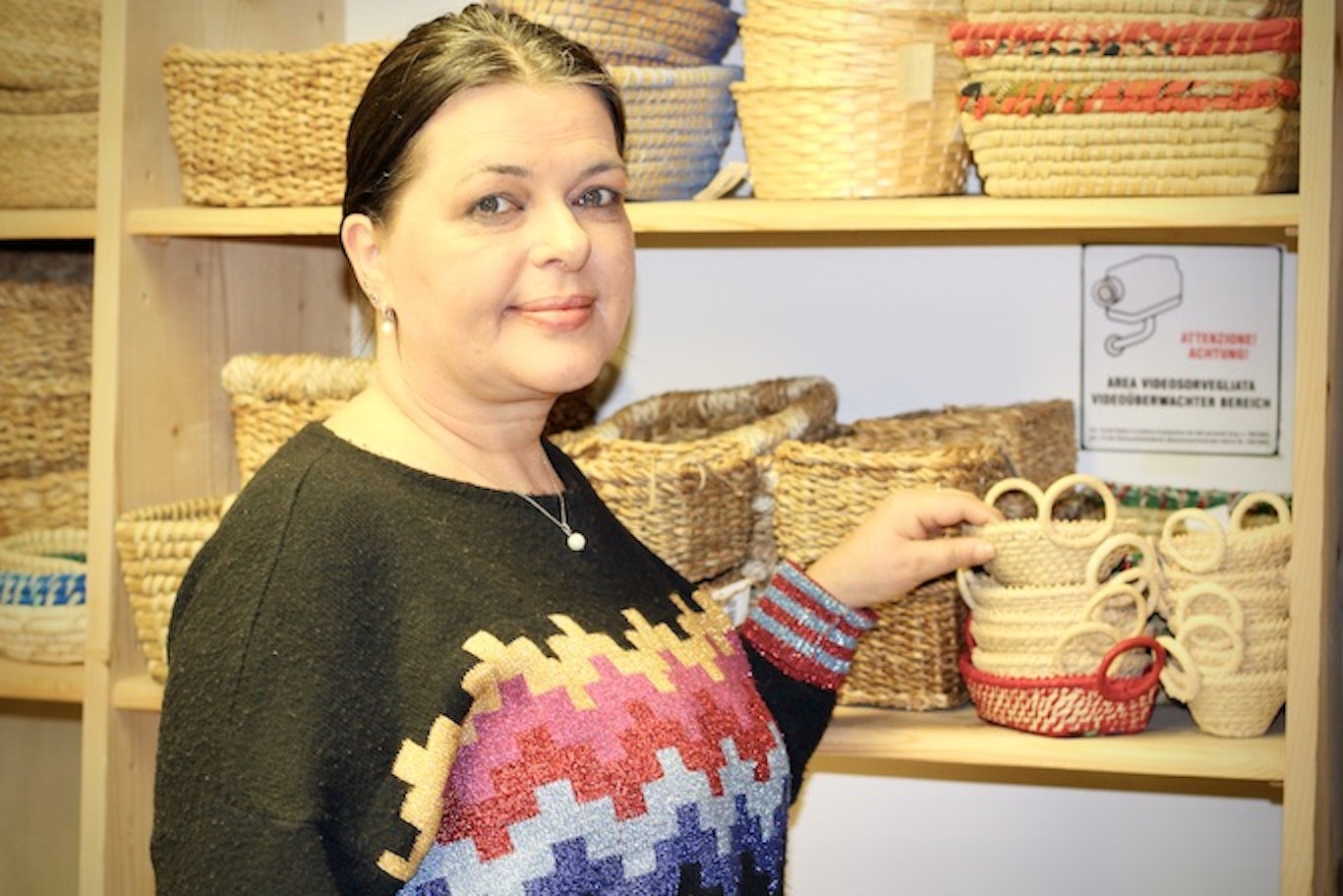 Die Welt kommt nach Meran und sie ist mittendrin: Rosmarie in der „Bottega del Mondo“, © Daniela Caixeta Menezes Rosmarie - Incontrare Südtirol begegnen - Daniela Caixeta Menezes