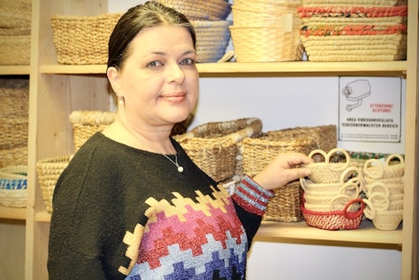 Die Welt kommt nach Meran und sie ist mittendrin: Rosmarie in der „Bottega del Mondo“, © Daniela Caixeta Menezes Rosmarie - Incontrare Südtirol begegnen - Daniela Caixeta Menezes