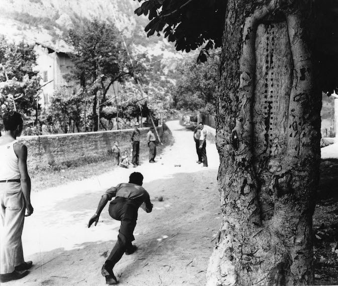 Flavio Faganello, Partita a bocce su strada carrozzabile, 1961, Soprintendenza beni culturali