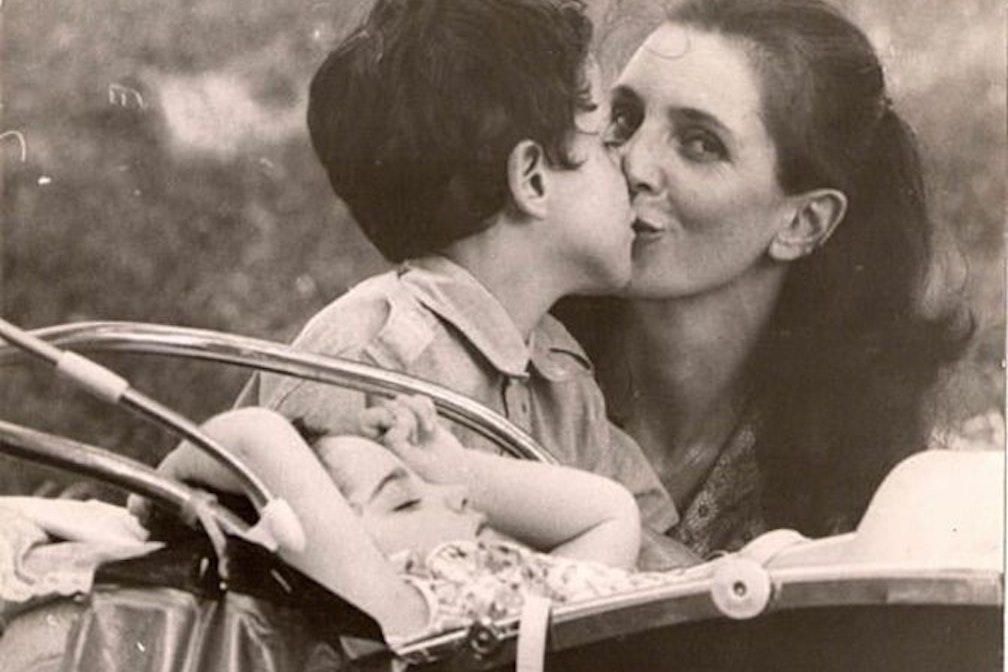 “La dittatura dell’amore” di Antonio Nazzaro: resta solo una domanda, come si piangono i vivi?