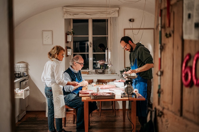 Wursten-als-Familiensache_Pauls-Wurstfibel_©Franziska-Unterholzner_Raetia