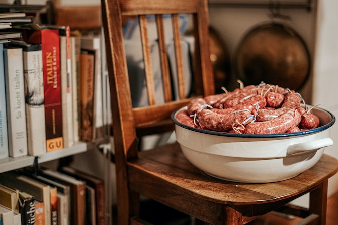 fertige-Hauswurst_Pauls-Wurstfibel_©Franziska-Unterholzner_Raetia